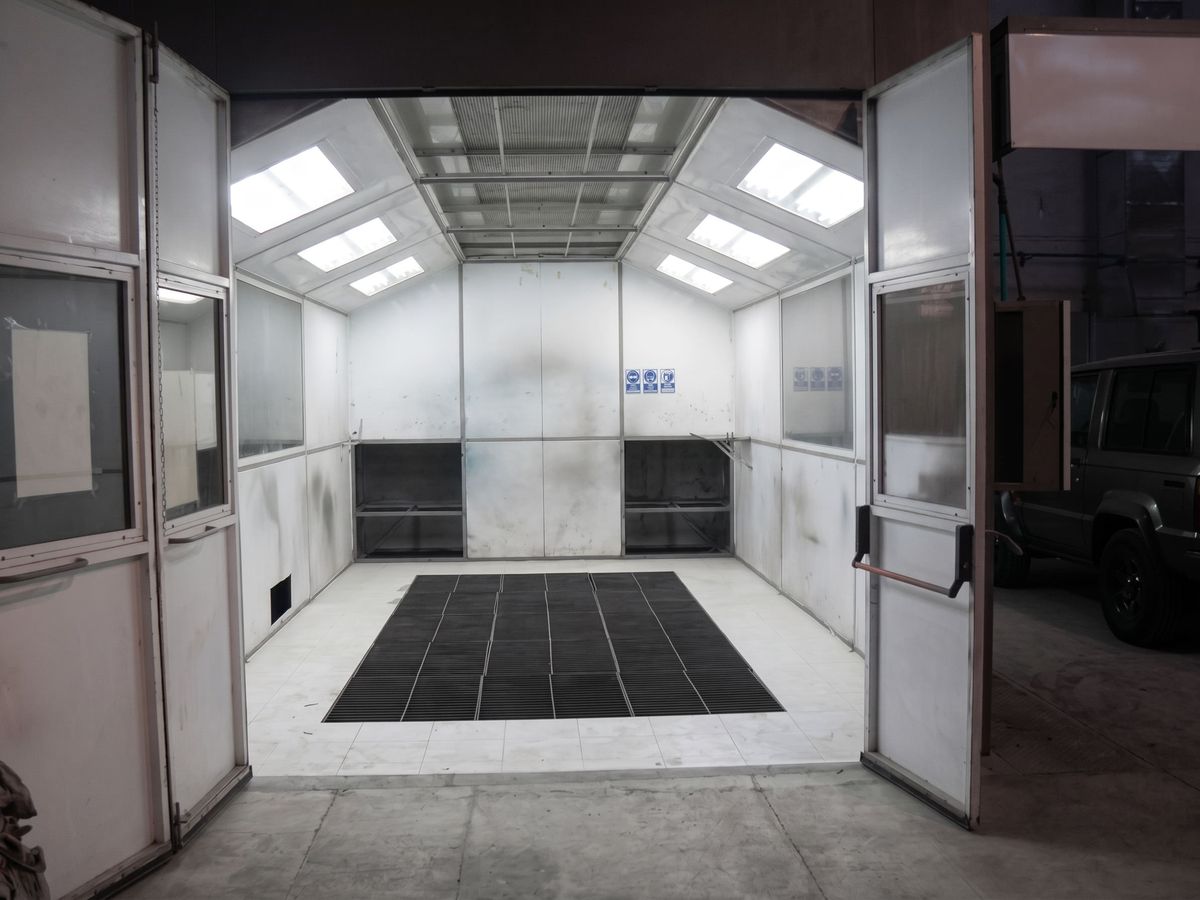 Cabina intervenida, con panel filtrante de techo y piso técnico.