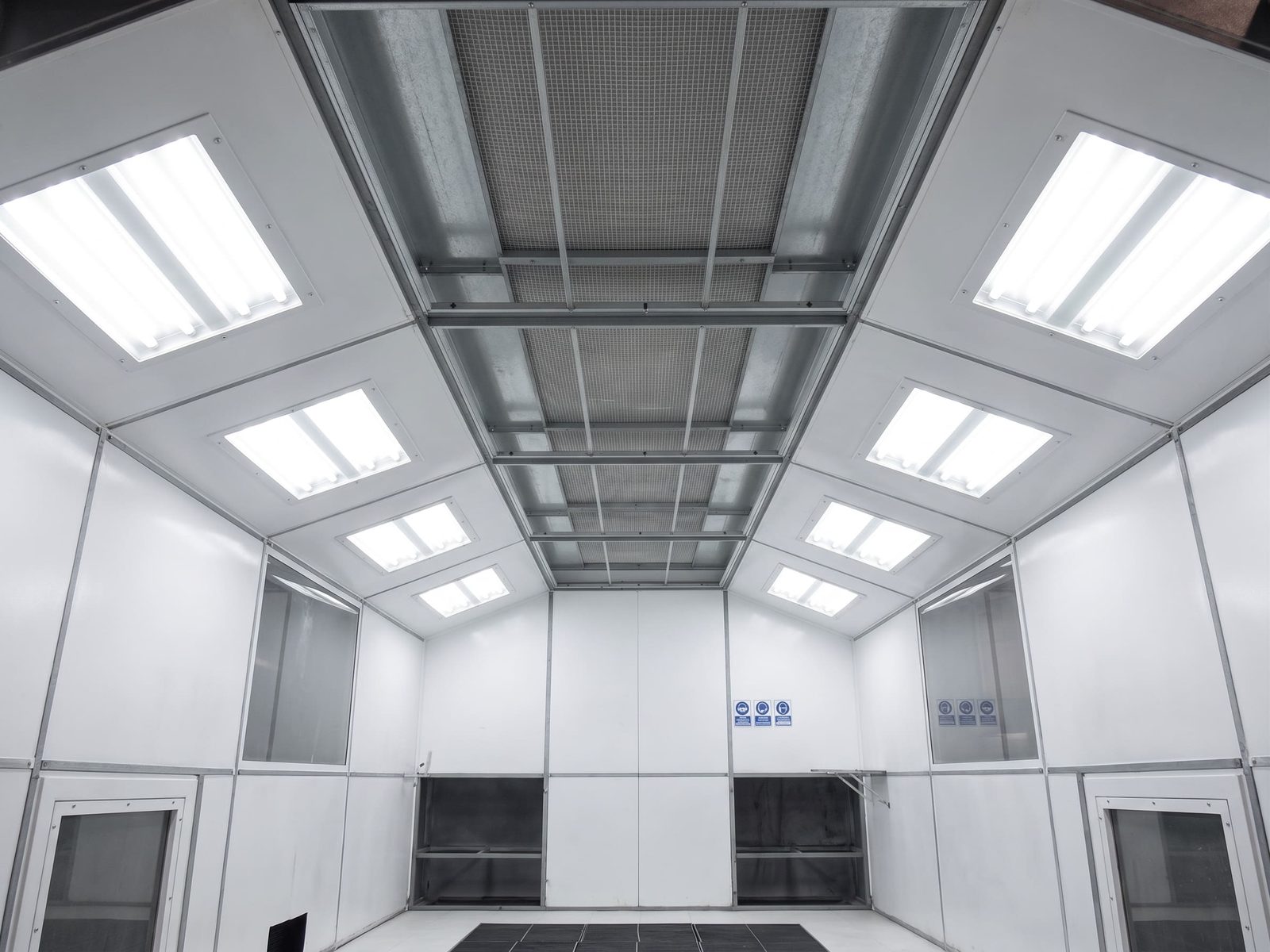 Panel filtrante de techo e iluminación embebida, para inspeccionar el acabado sin sombras.